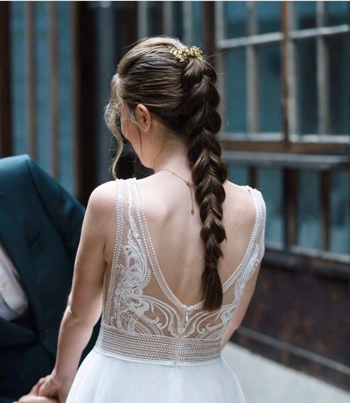 Coiffure de mariée en queue de cheval élégante vue de dos