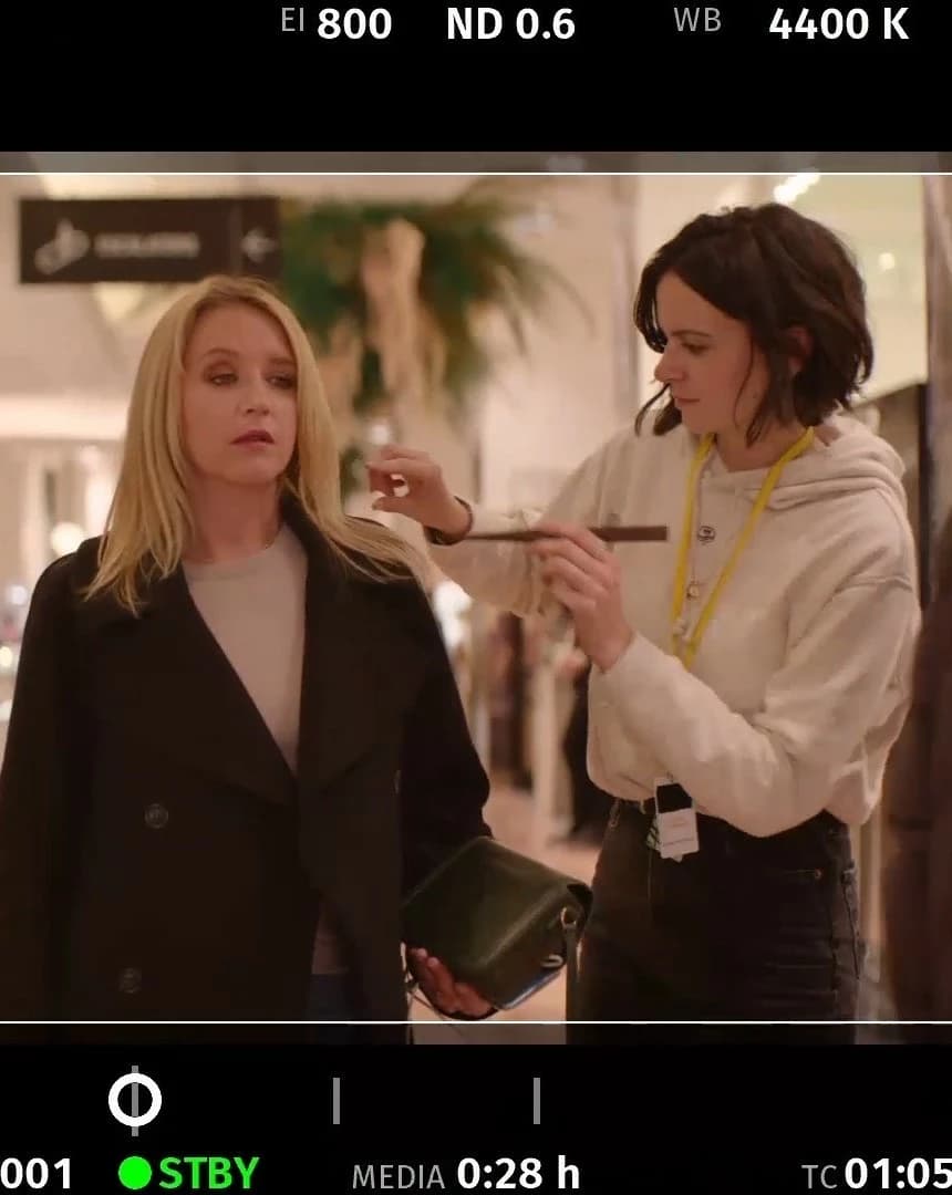 Ajustement minutieux d'une coiffure pour une scène de film.