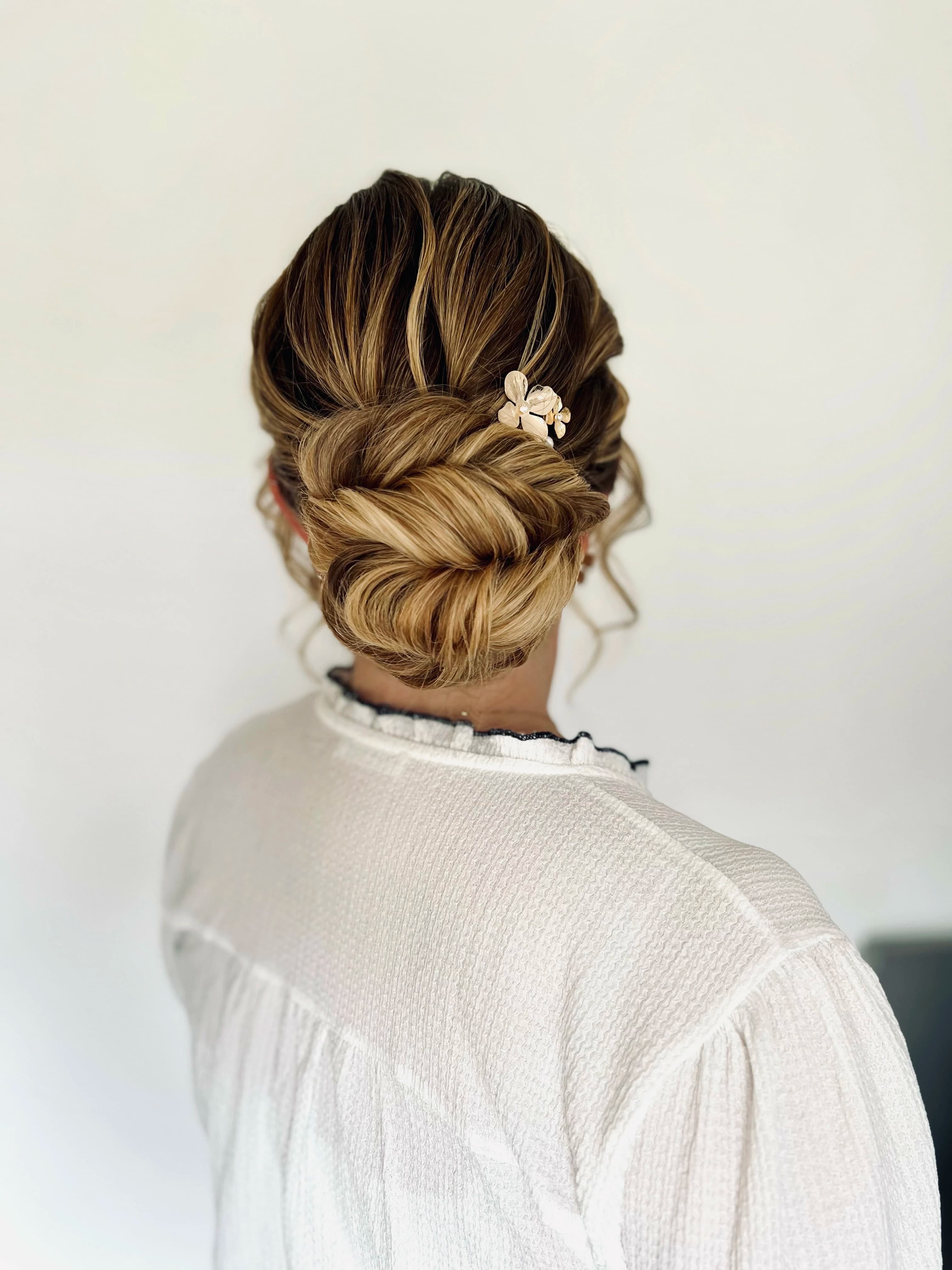 Chignon bas de mariée en Bretagne avec bijoux Maison Salvat