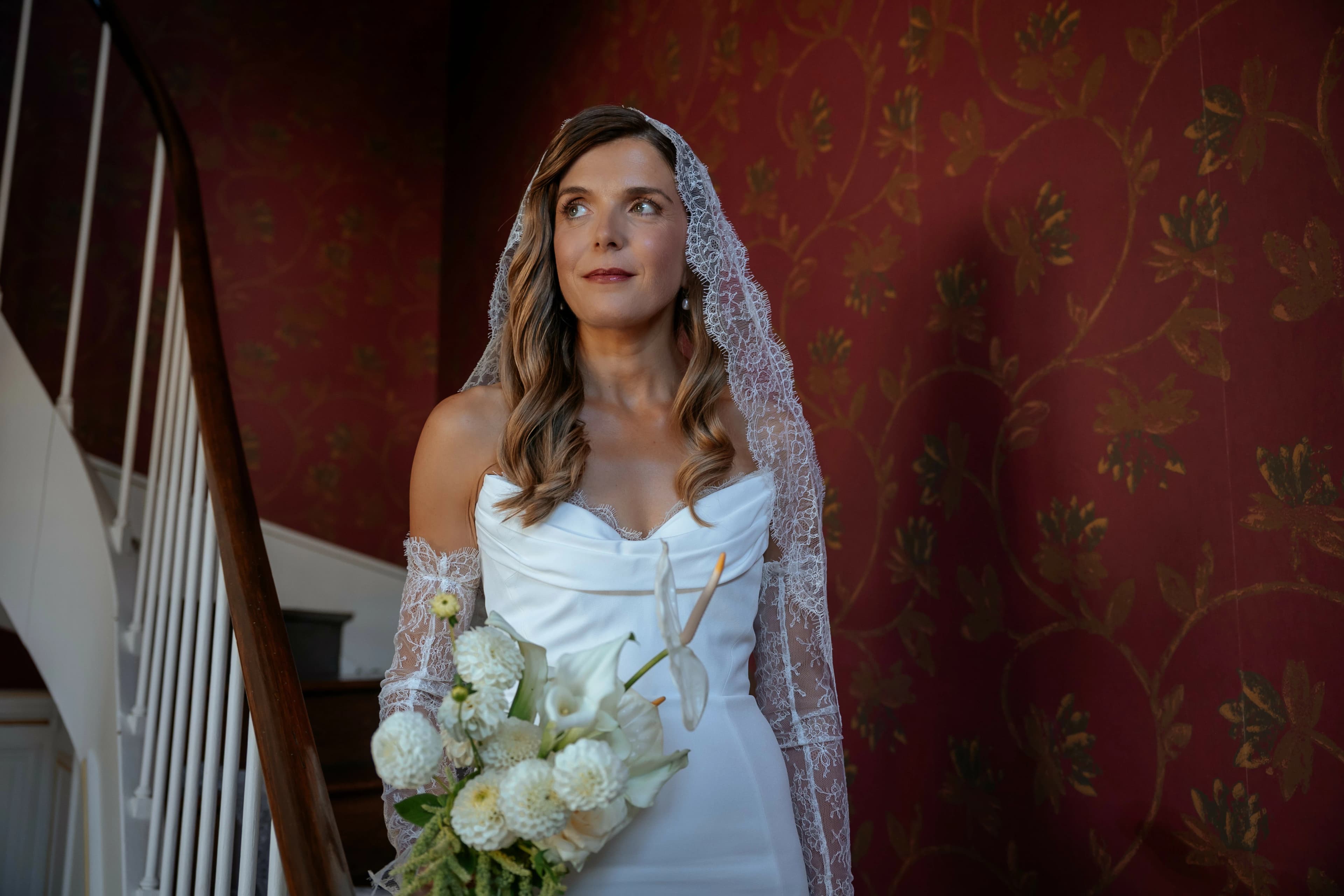 Coiffure glamour détachée élégante et maquillage mariée dans le Morbihan