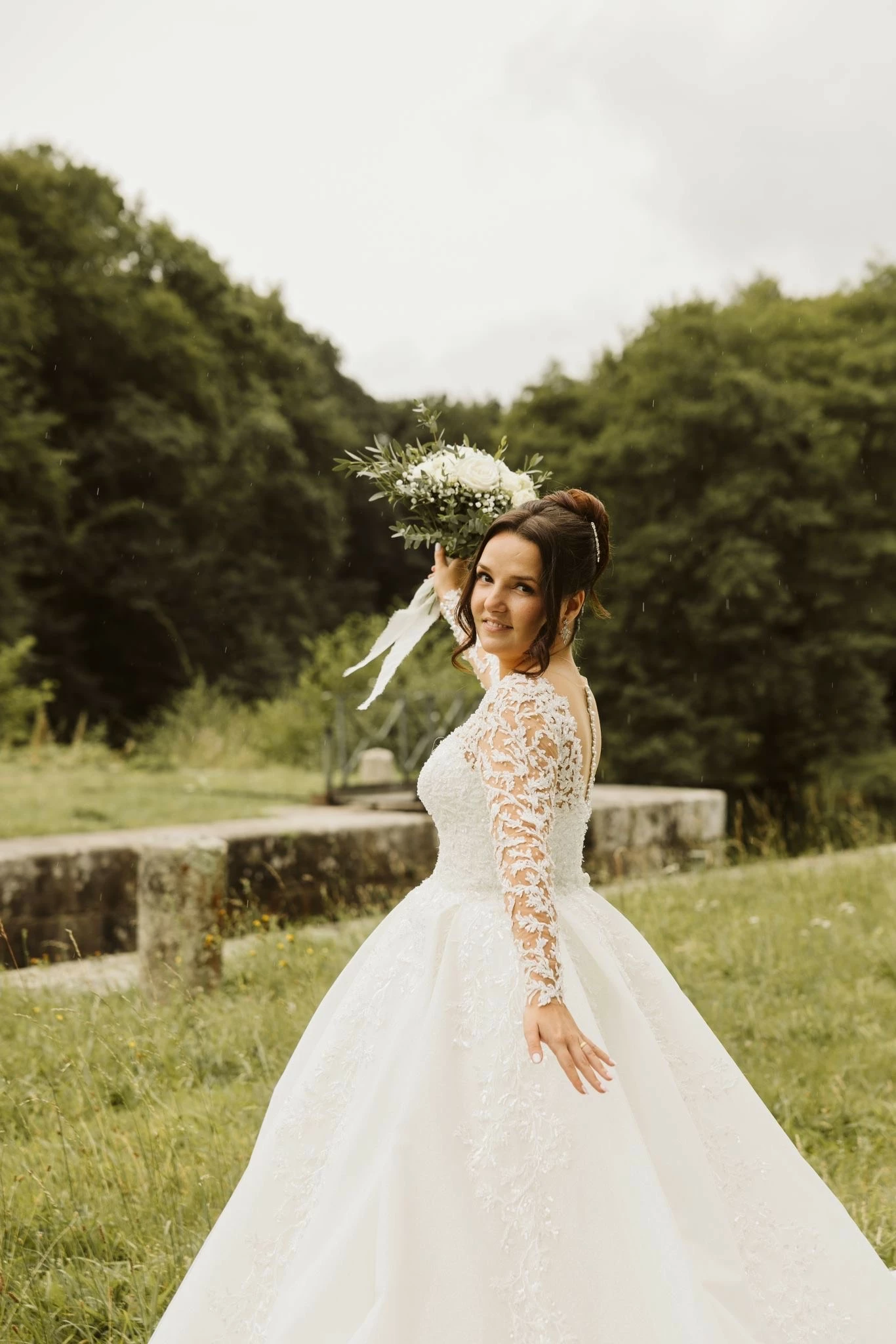 Maquillage et chignon haut élégant dans le Morbihan