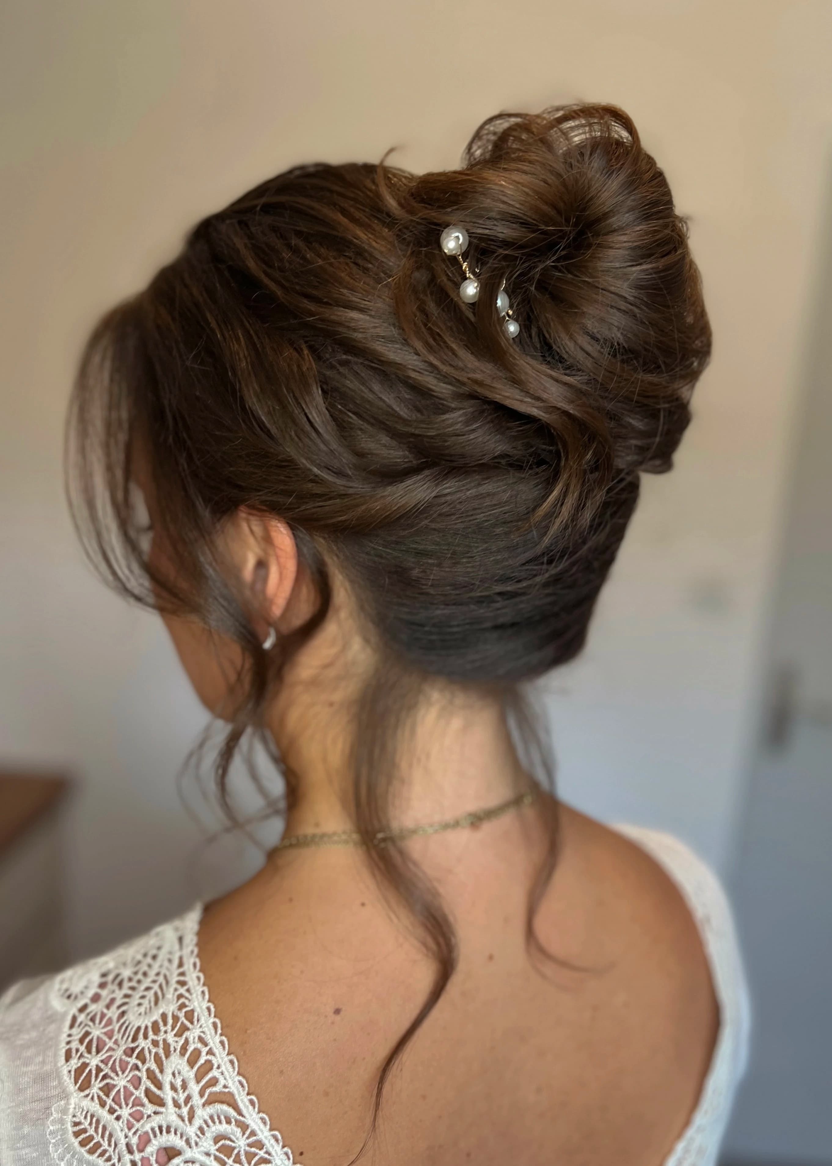 Coiffure chignon haut, high bun mariage à Pontivy