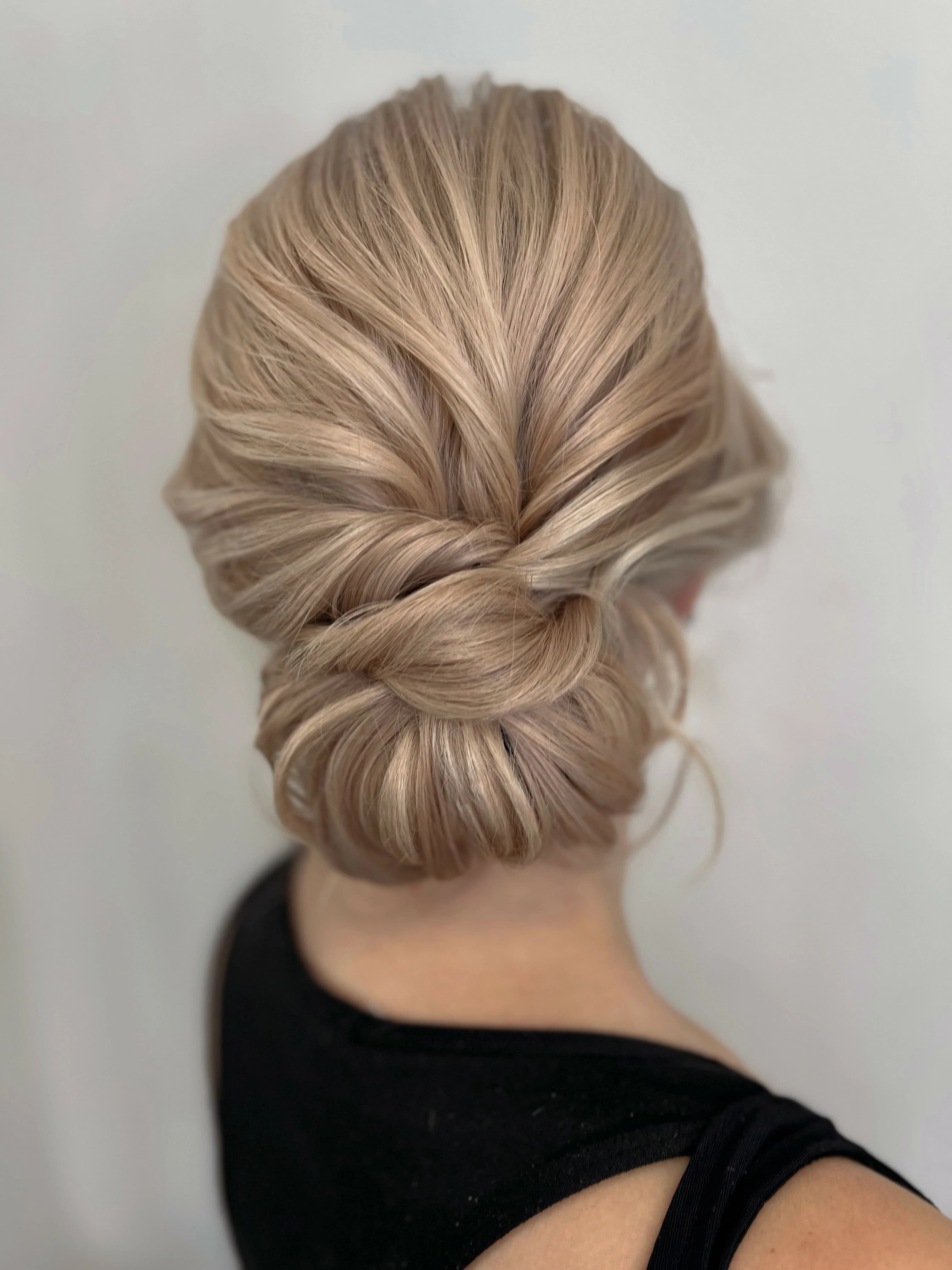 Chignon bas élégant mariage à Vannes