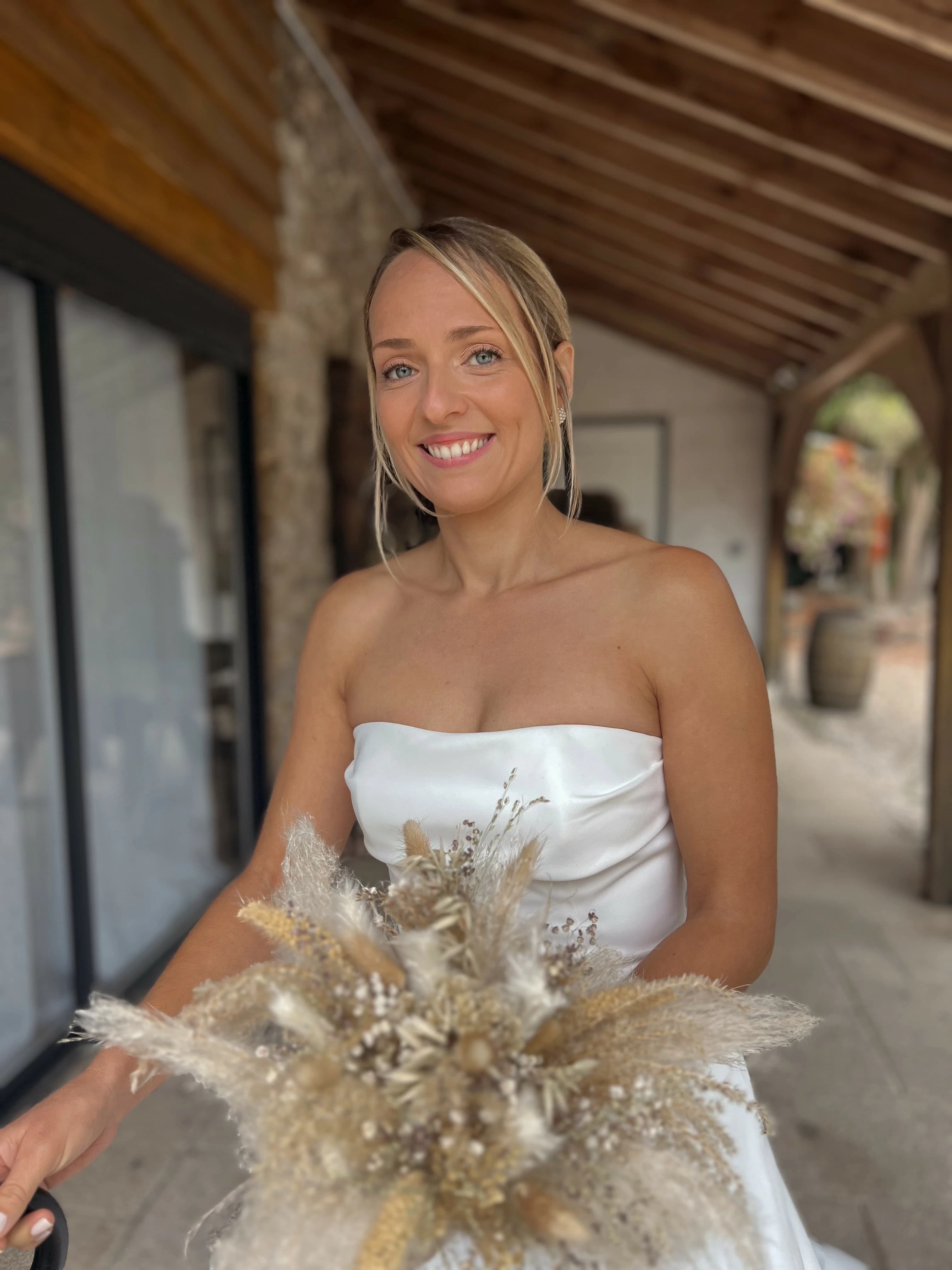 Maquillage naturel et chignon au clos du grand val à Baud