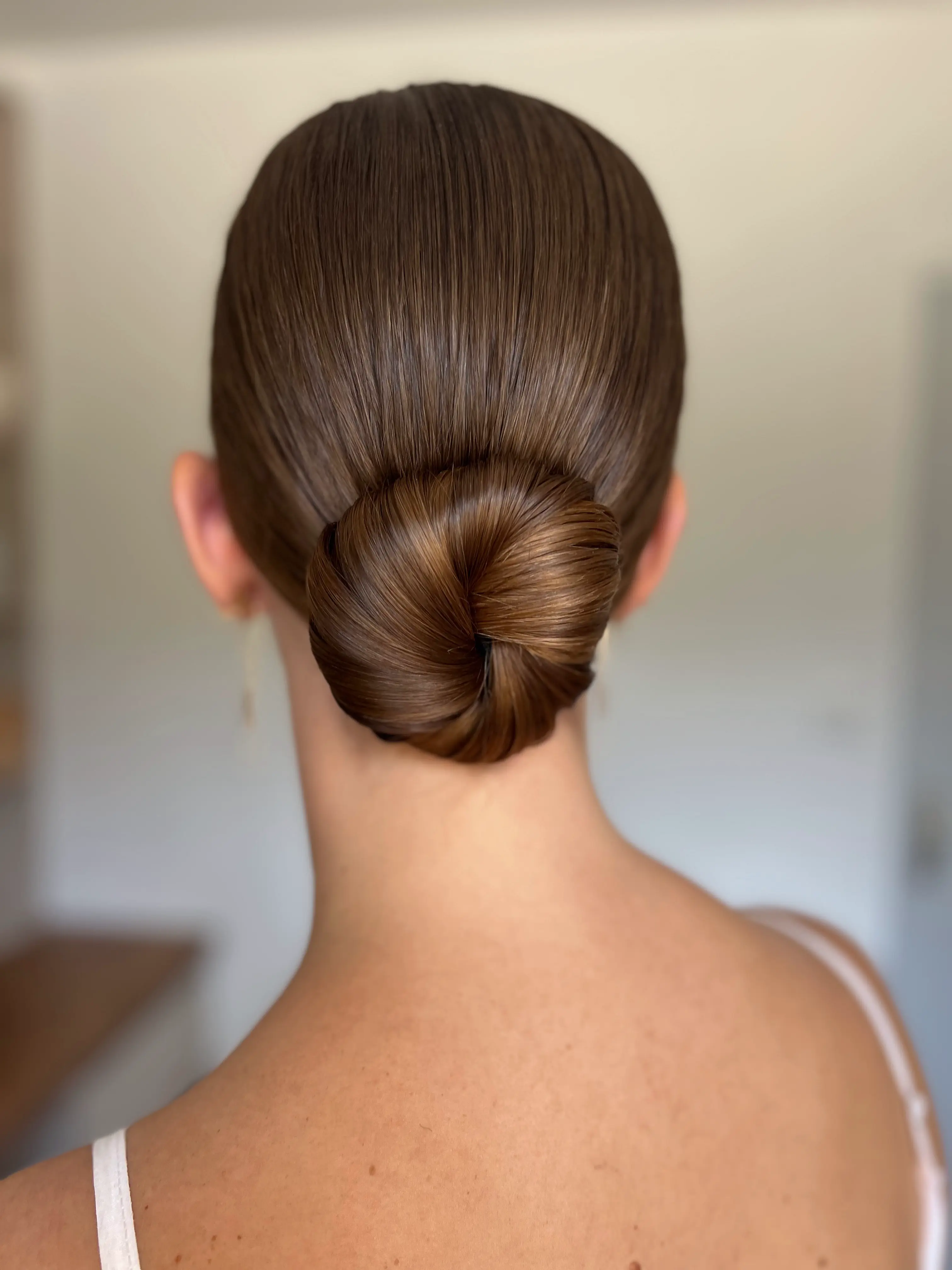 Chignon bas de mariage. Modern sleek low bun