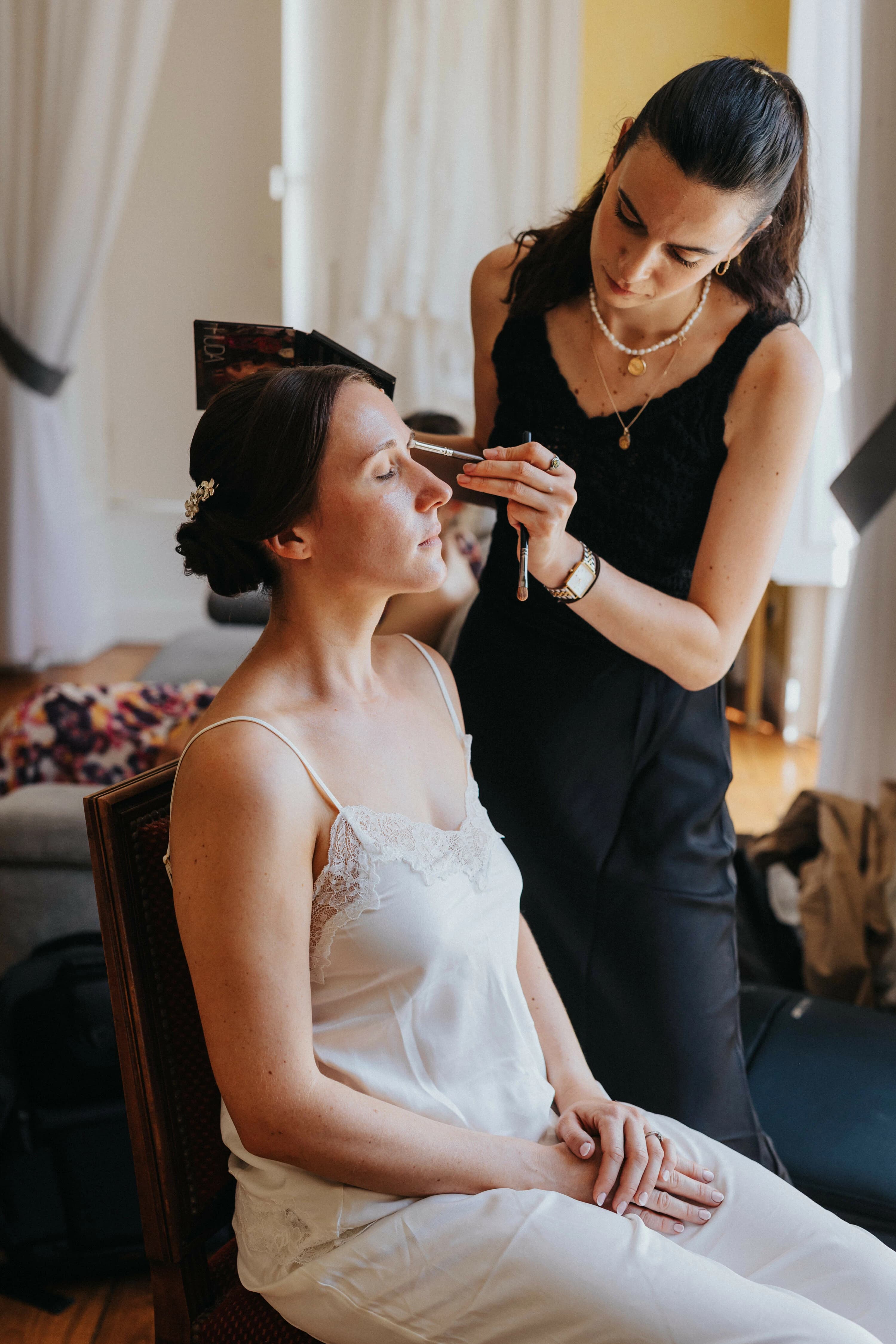 Coulisses mise en beauté maquillage mariée