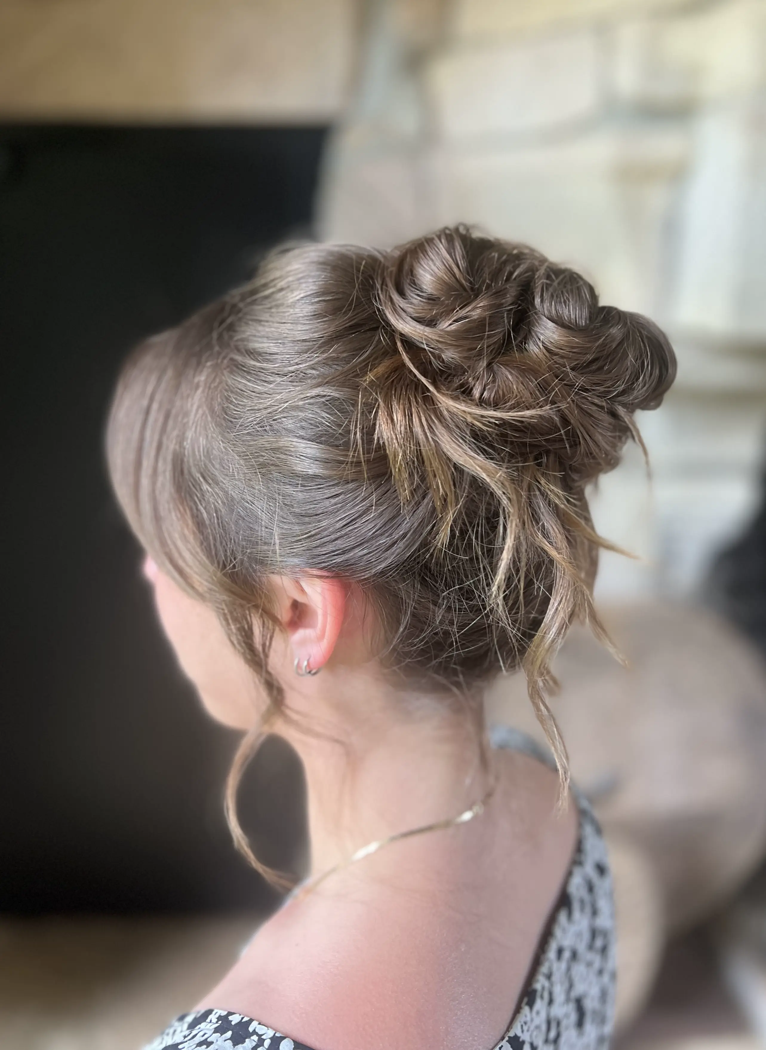 Chignon haut flou à Tréffléan