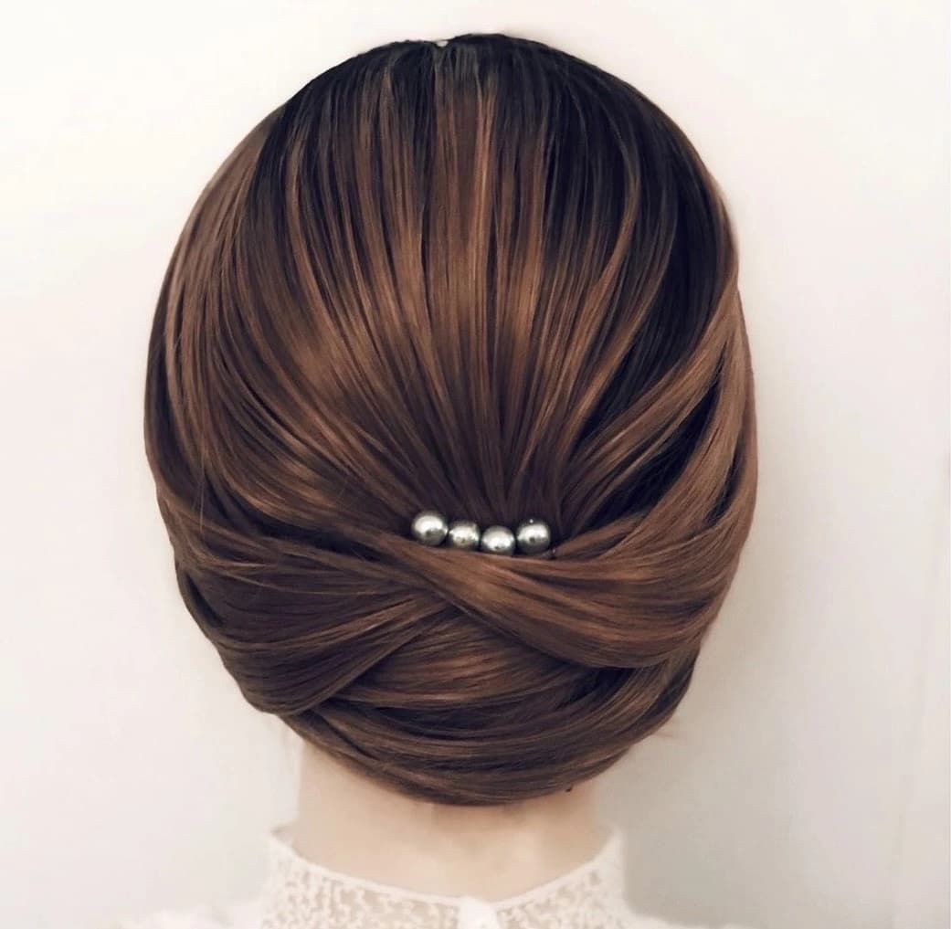 Coiffure chigon lisse pour événement
